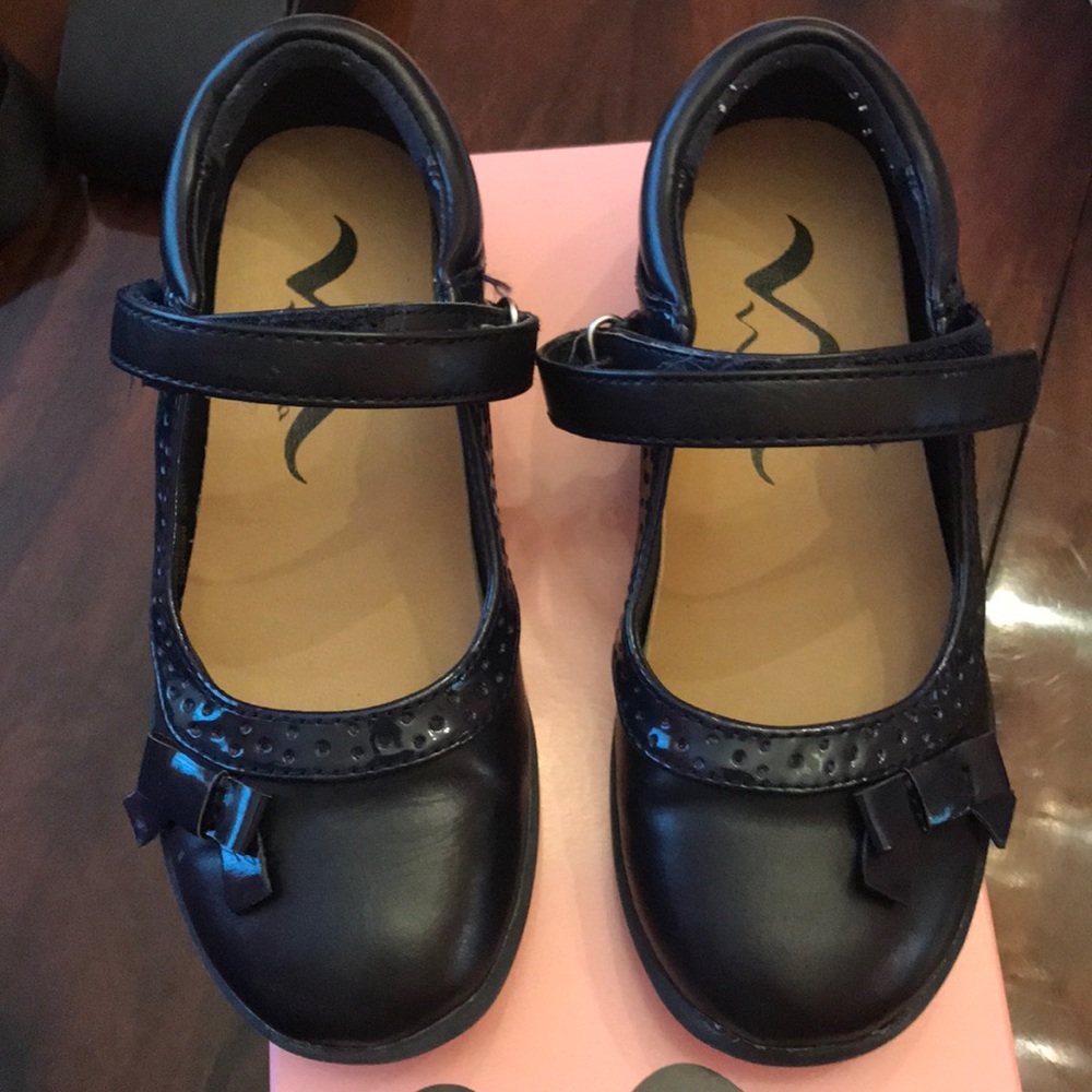 Child’s navy leather Mary Janes.